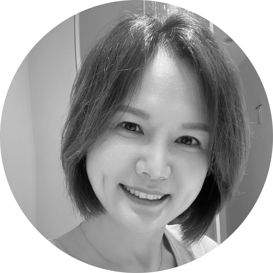 一張女人圍著圈微笑的黑白照片。