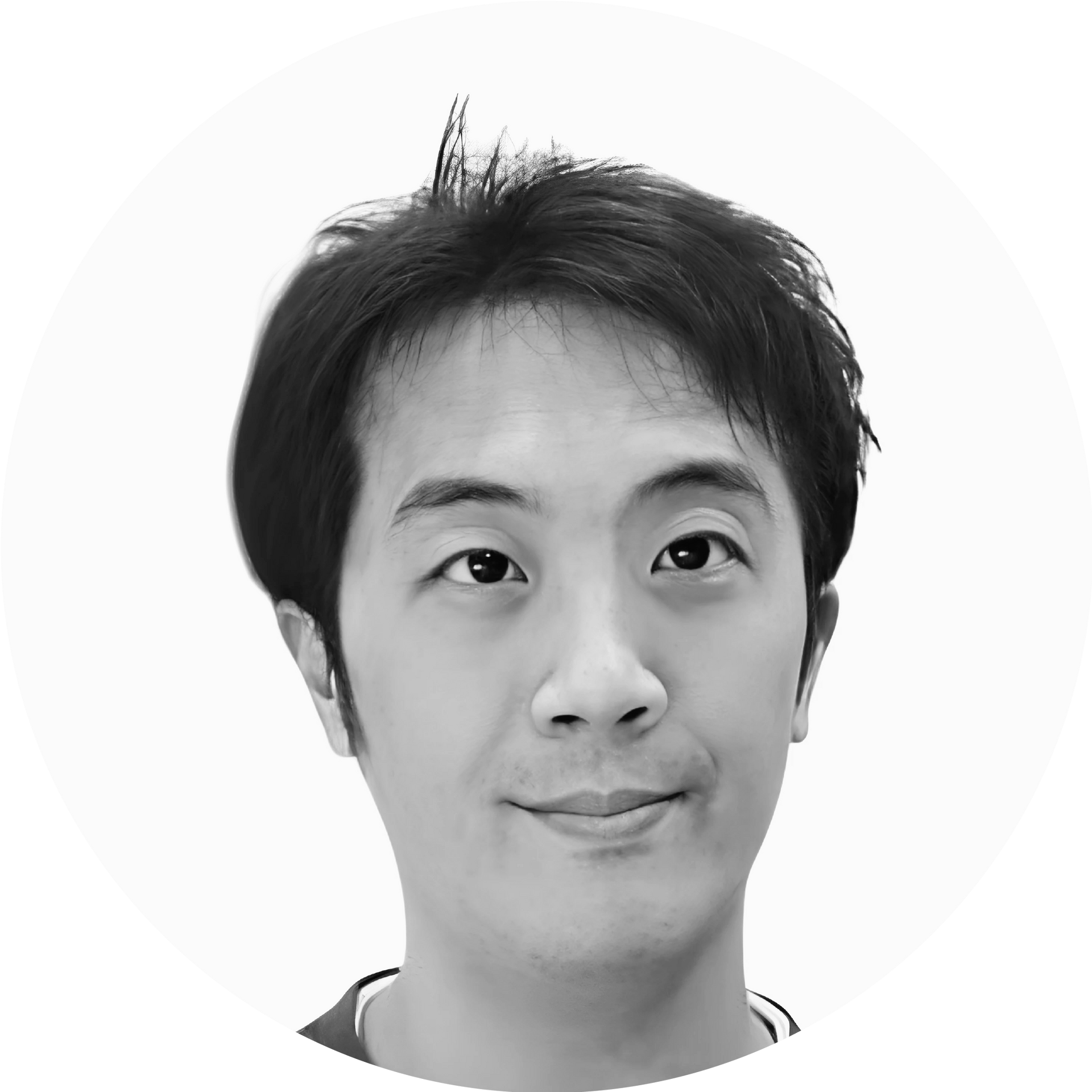 黑白照片中，一名身穿白色夾克的女子微笑著。