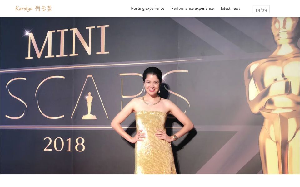 一位身穿金色連身裙的女士站在迷你奧斯卡標誌前