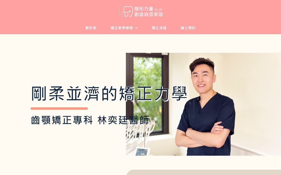 一個男人交叉雙臂站在窗前。