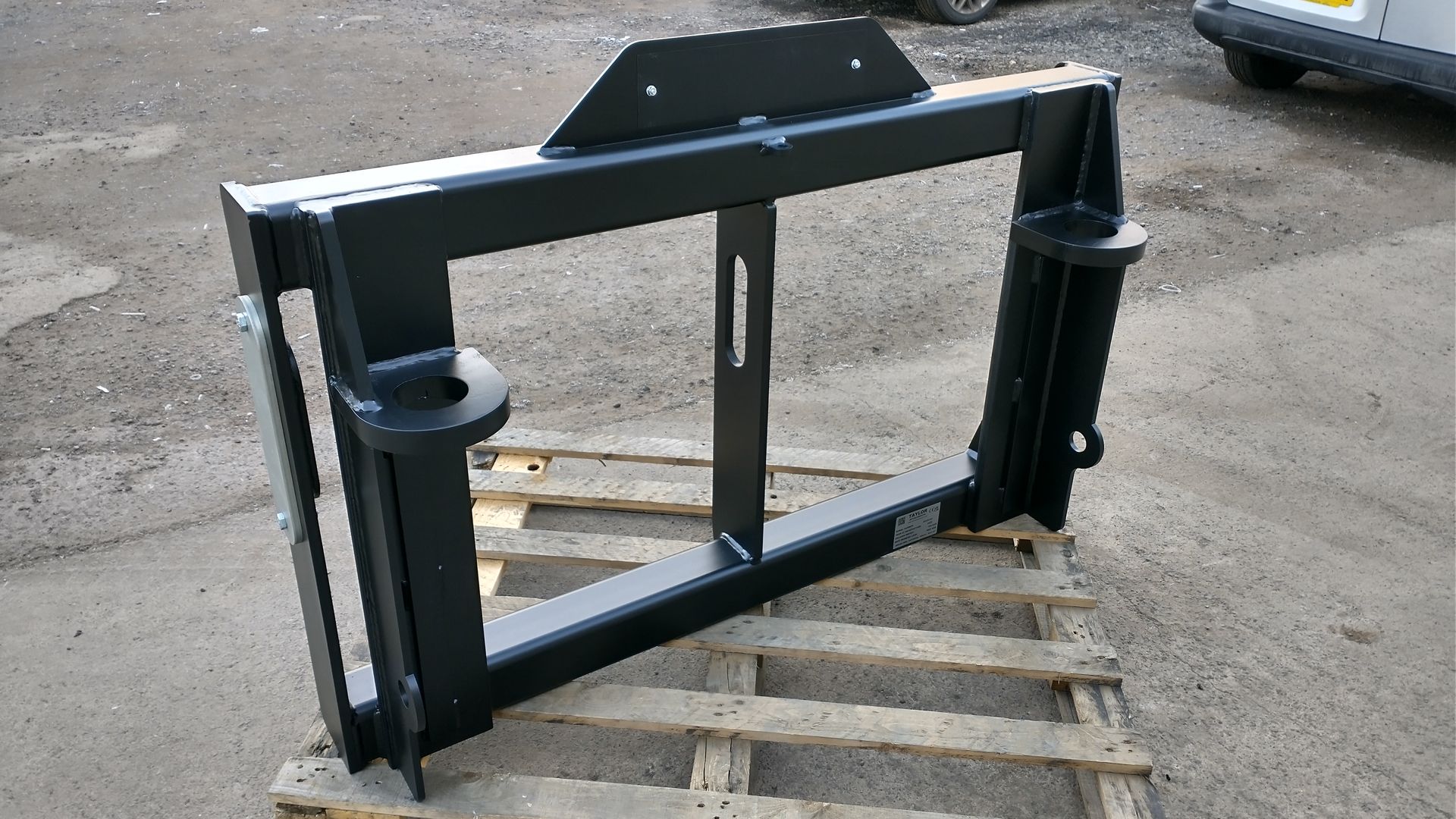 Floating Pallet Fork Frame Attachment