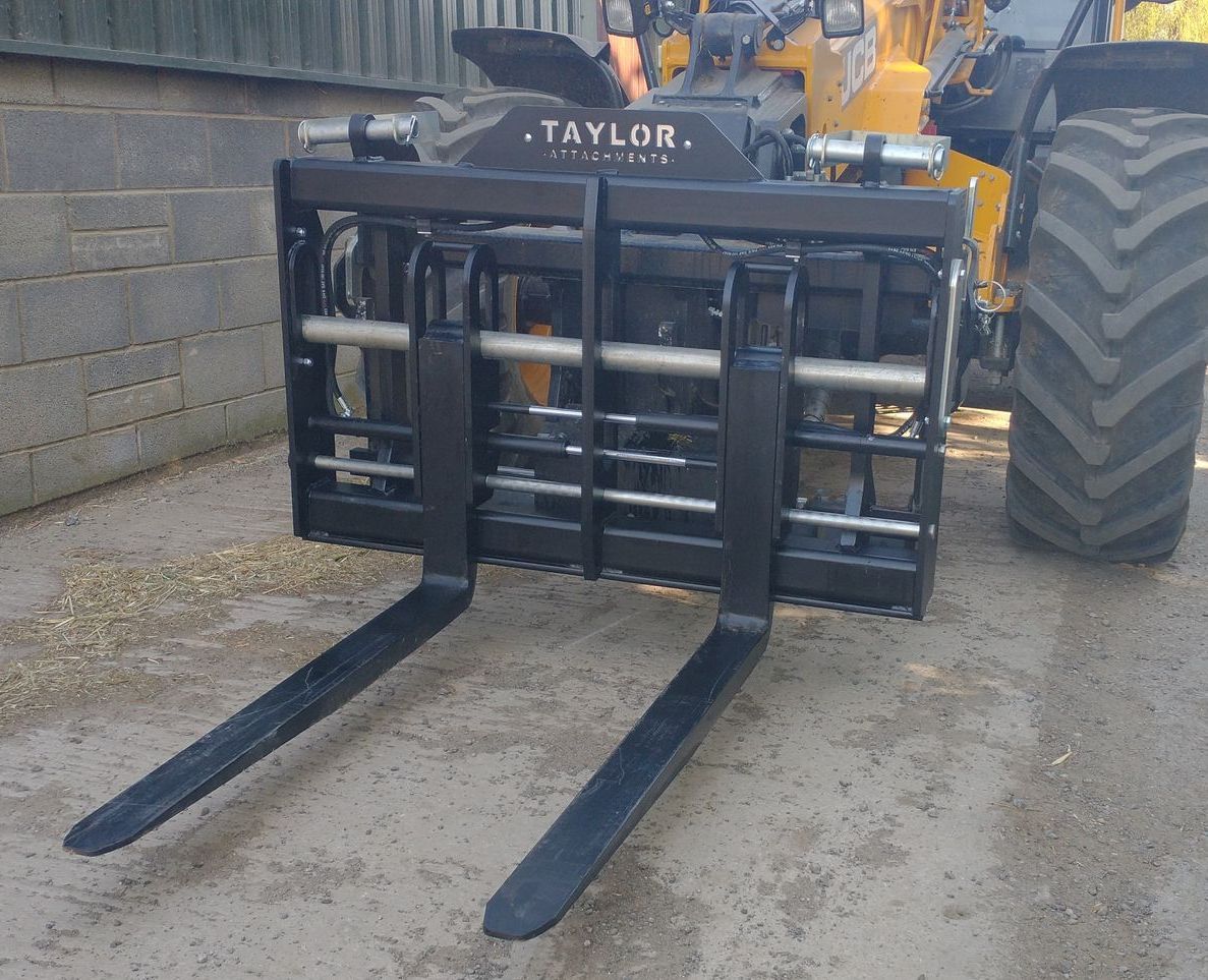 Hydraulic fork positioner on JCB telehandler