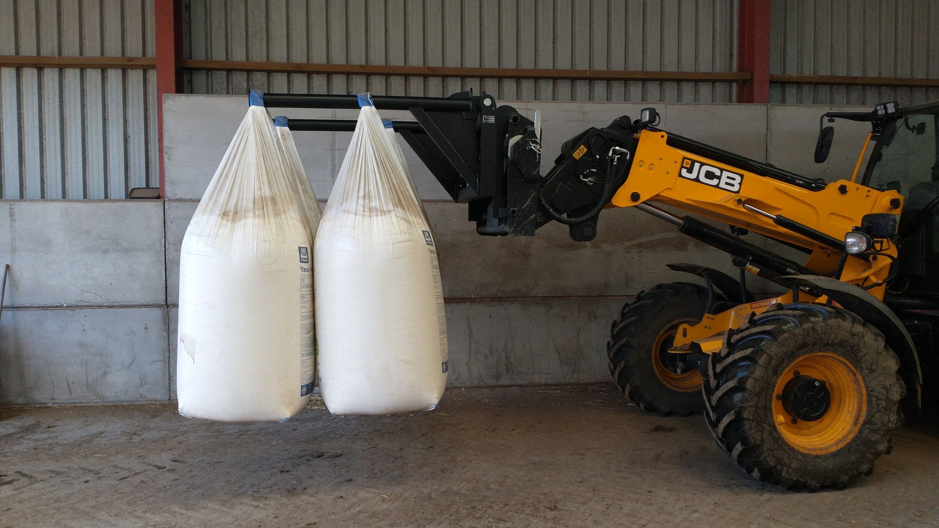 BIG BAG LIFTER ON JCB TELEHANDLER
