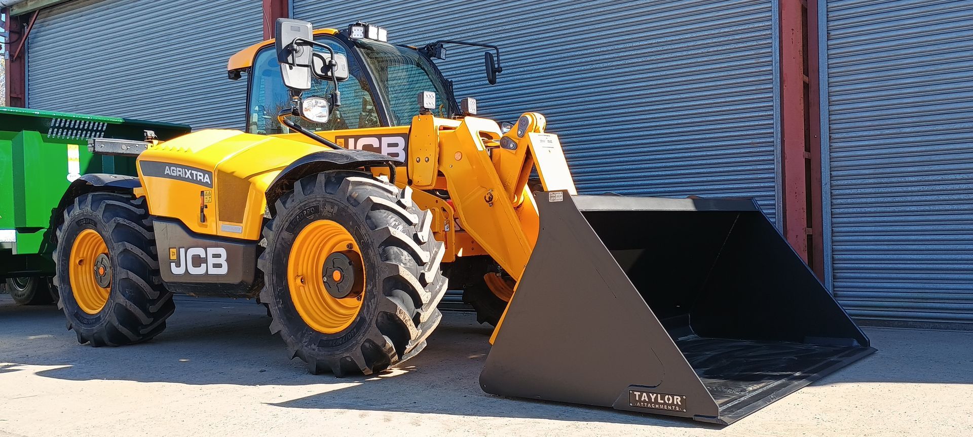 HANDLER BUCKETS ON JCB TELEHANDLER