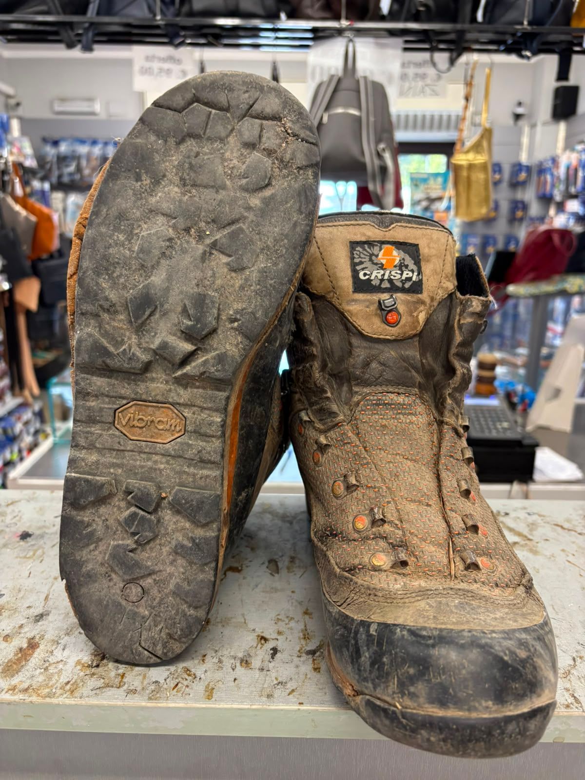  lavorazione scarpe da caccia con risuolatura Vibram e rinforzo puntale e fascione in gomma