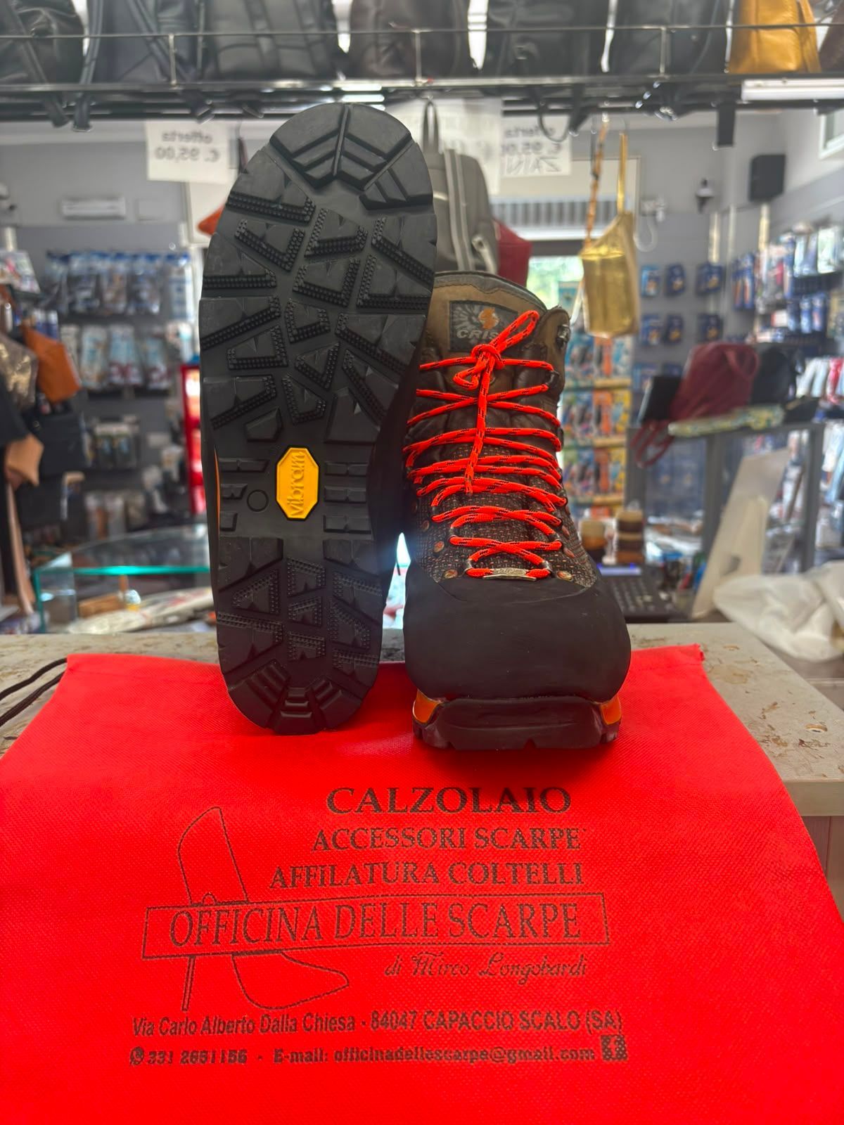 lavorazione scarpe da caccia con risuolatura Vibram e rinforzo puntale e fascione in gomma