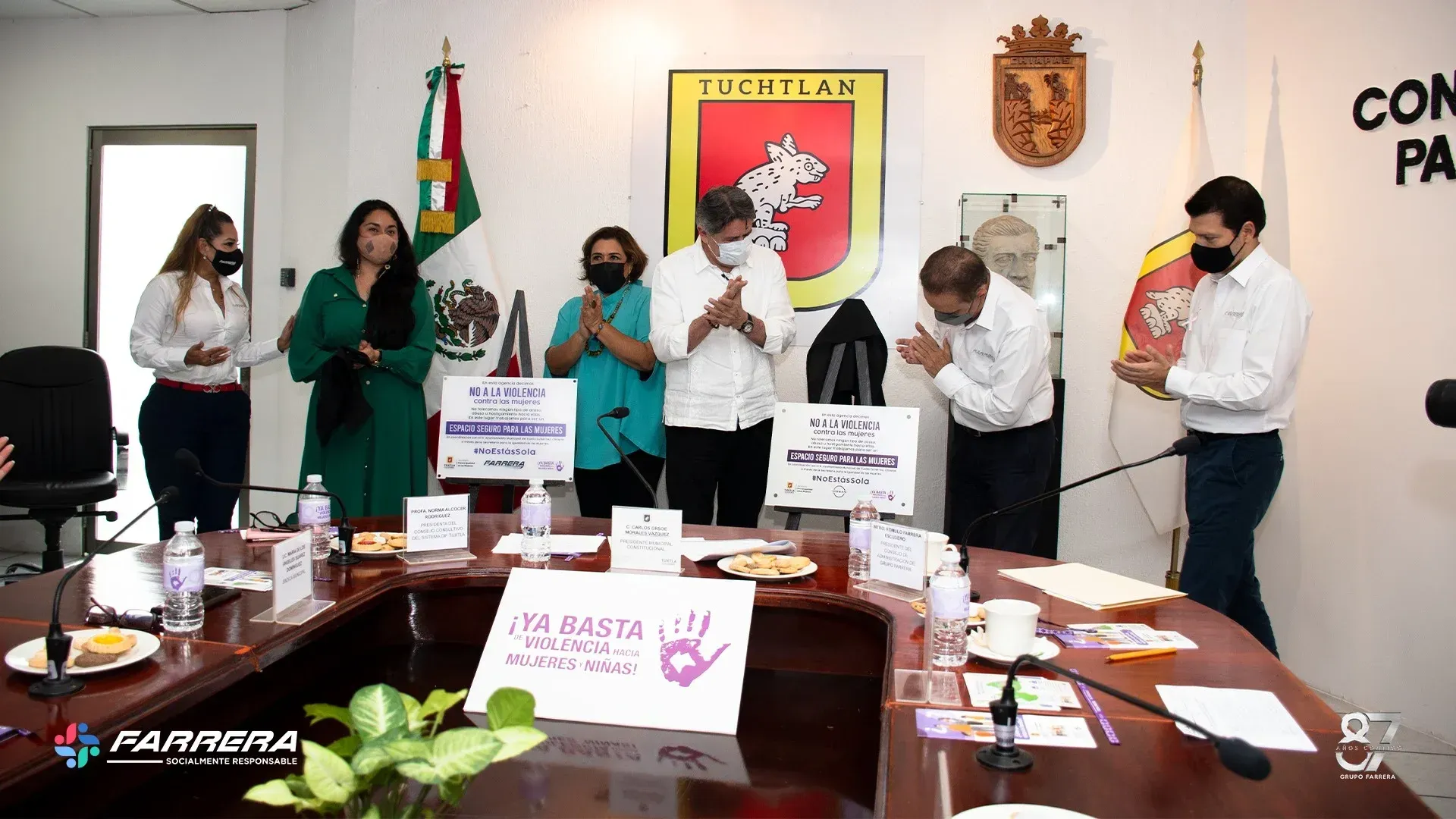 Funcionarios reunidos alrededor de una mesa de conferencias en una sala de reuniones