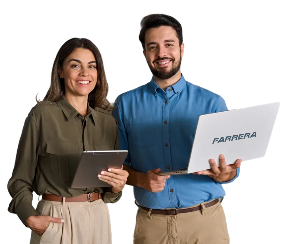 Dos personas sonriendo, sosteniendo una tableta y una computadora portátil sobre un fondo blanco.