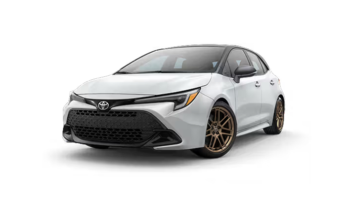 Coche Toyota hatchback blanco en estudio, mostrado desde el ángulo frontal izquierdo.
