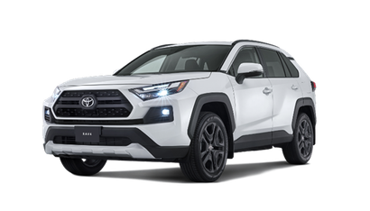 SUV Toyota RAV4 blanco en vista frontal de tres cuartos sobre un fondo blanco.