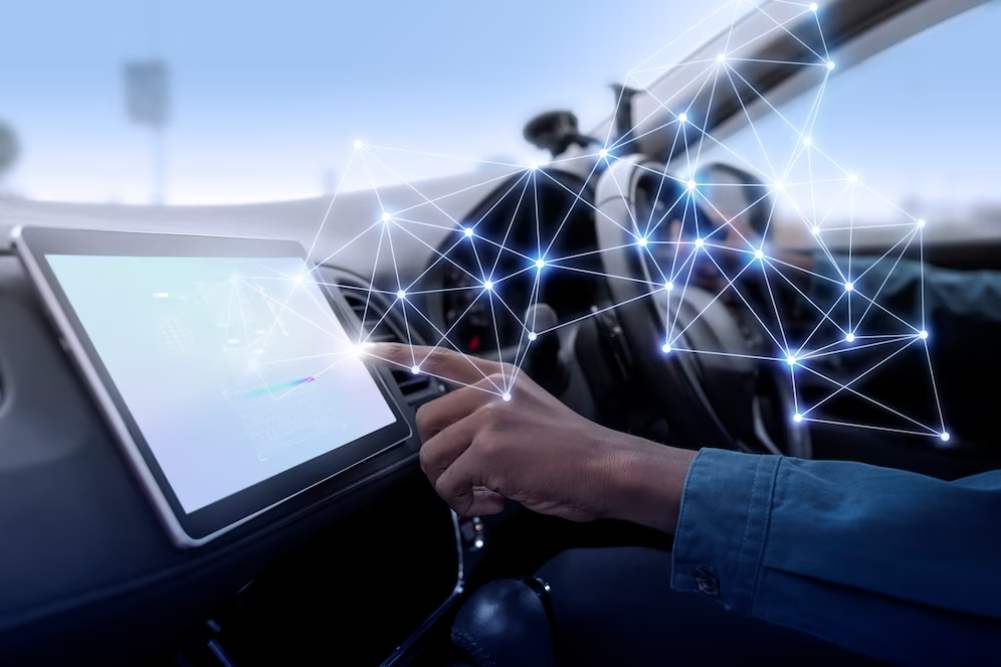 Conductor usando una tableta en un automóvil, con gráficos de red digital brillantes superpuestos a la escena.