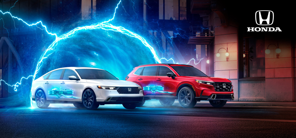 Dos SUV Honda, uno blanco y otro rojo, circulan uno al lado del otro por una calle de la ciudad iluminada por una luz azul.