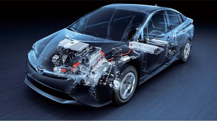 Coche transparente que muestra los componentes internos y el chasis sobre un fondo oscuro.