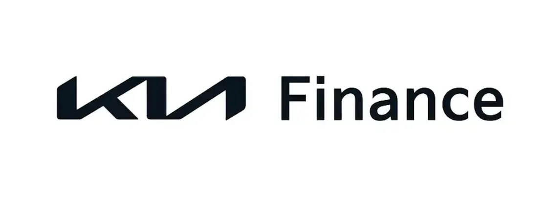 Logotipo de KIA Finance en texto negro y emblema sobre fondo blanco.