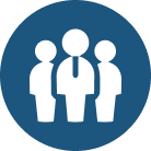 Grupo blanco de tres iconos de personas sobre un fondo circular azul