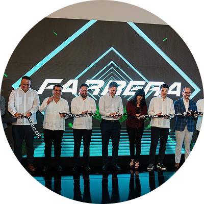 Siete personas se encuentran de pie sobre un escenario iluminado, sosteniendo trofeos frente a un gran telón.