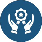 Icono circular azul con manos blancas sosteniendo una medalla de premio con una estrella.