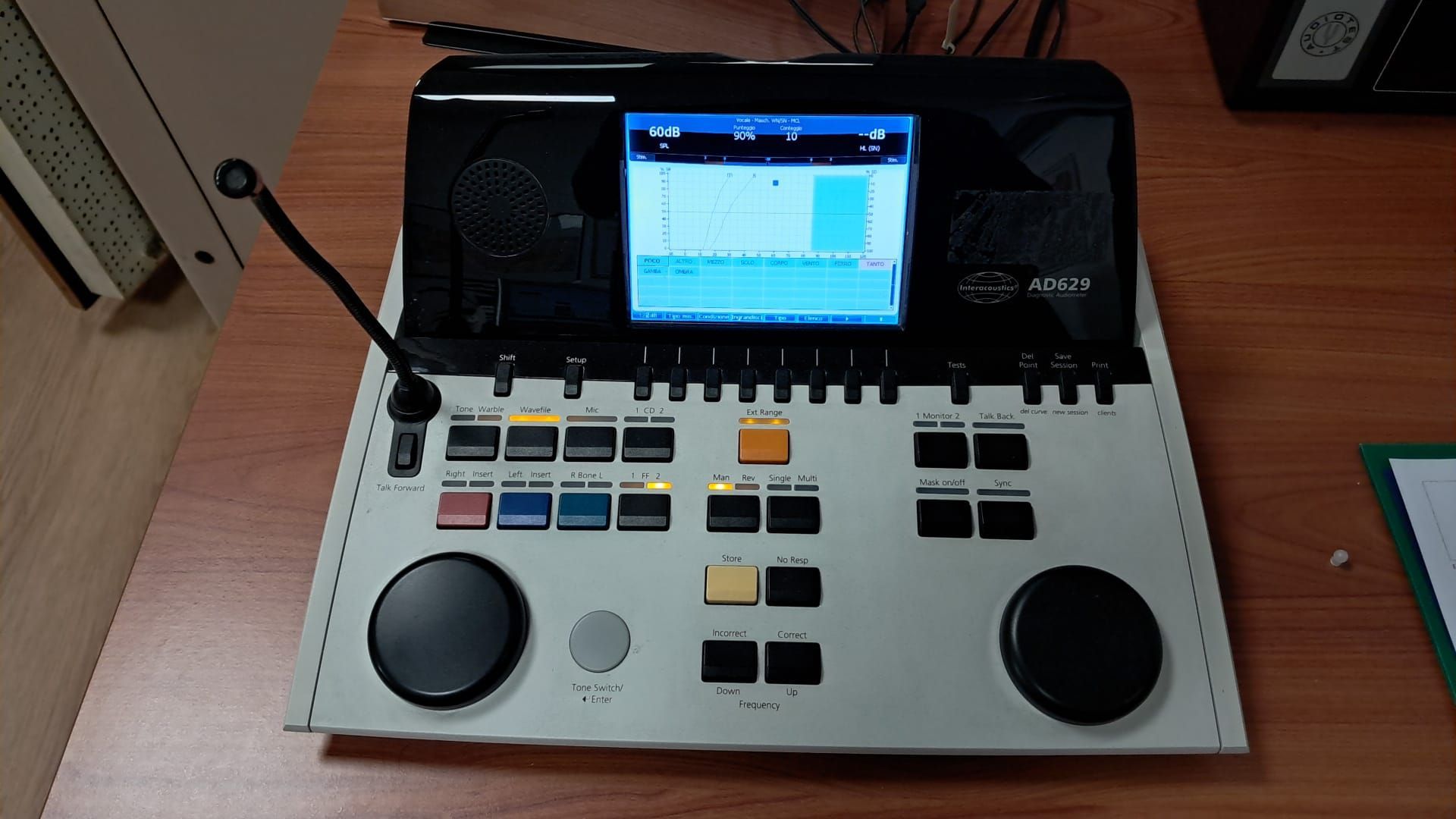 Donna con le cuffie sottoposta a un test dell'udito con un audiologo in una clinica.