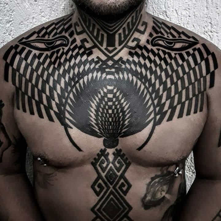 artista preparando un tatuaje personalizado en estudio profesional