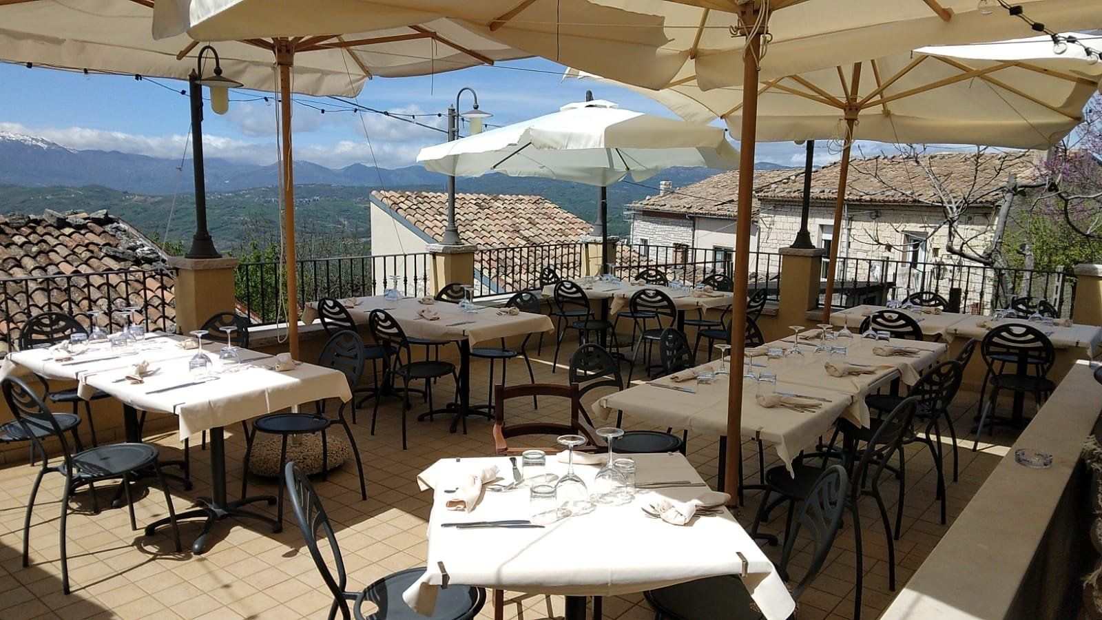 tavoli all'aperto