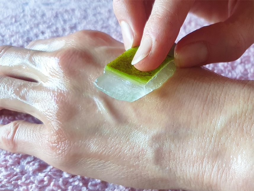 Handmassage mit dem Aloe Vera Frischblatt