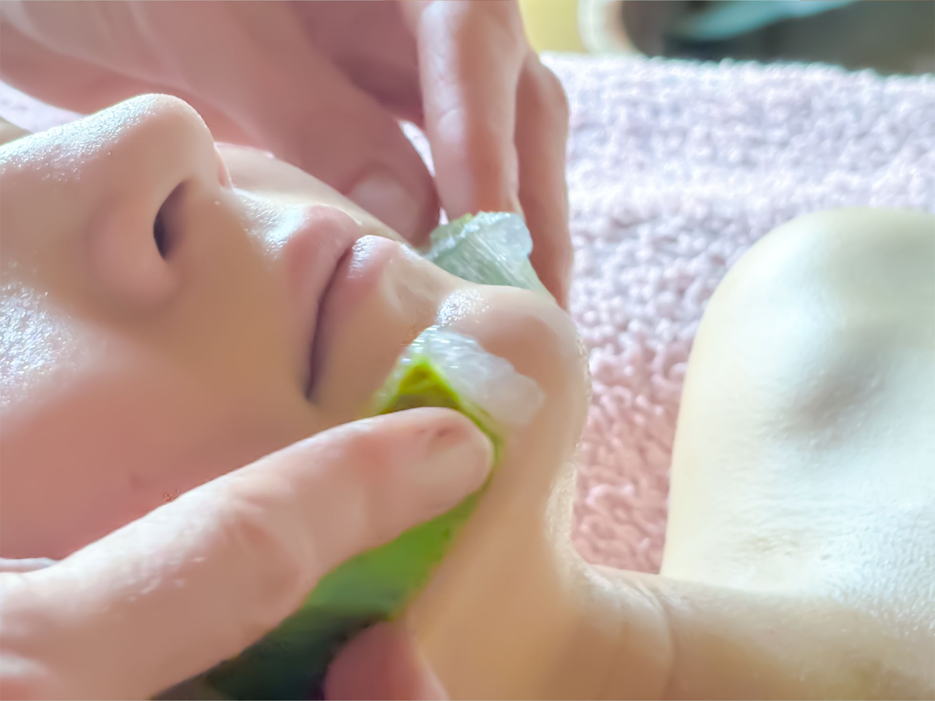 Gesichtsmassage mit dem Aloe Vera Frischblatt