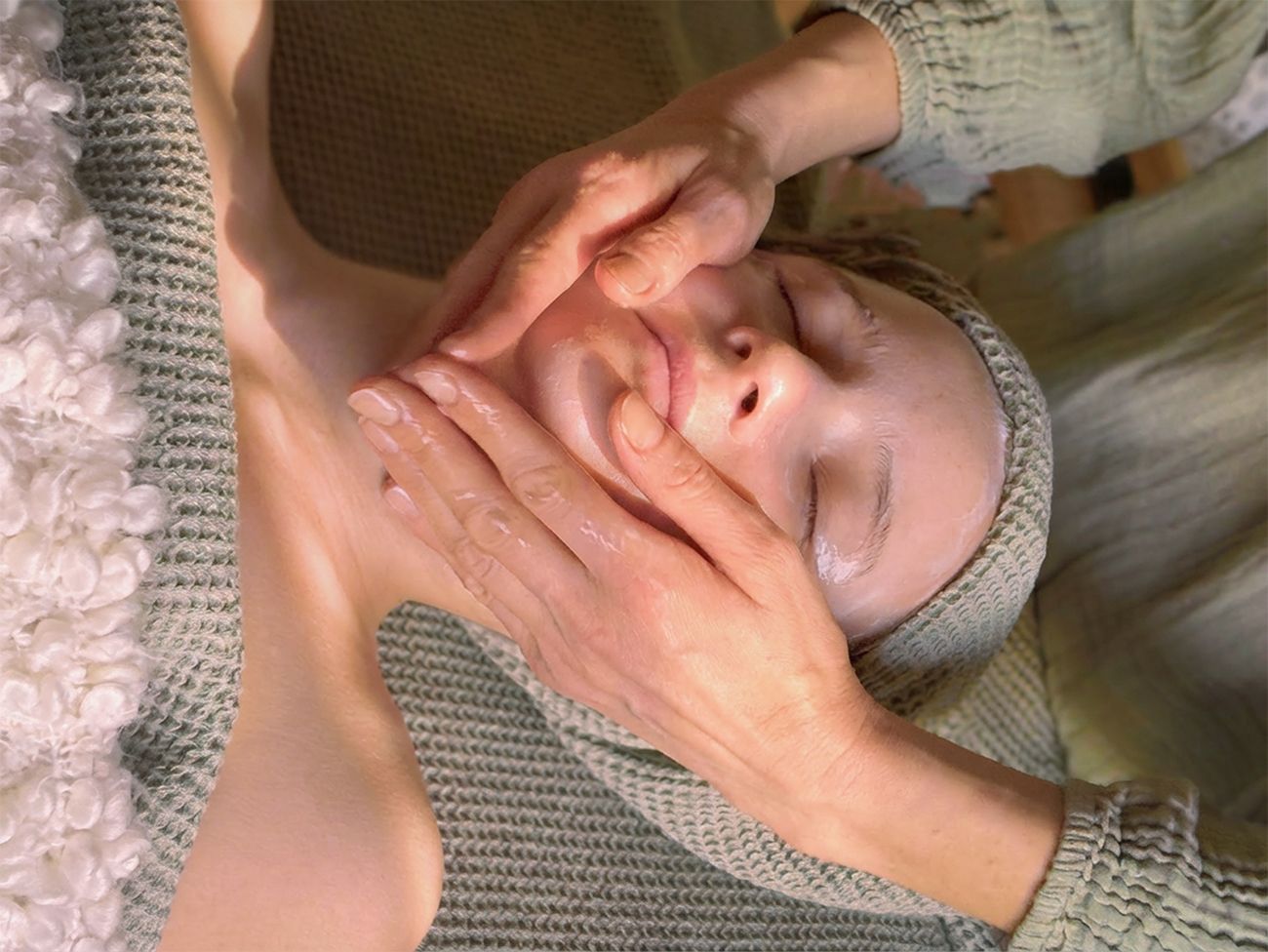 Gesichtsmassage mit schwarzem Sesamöl