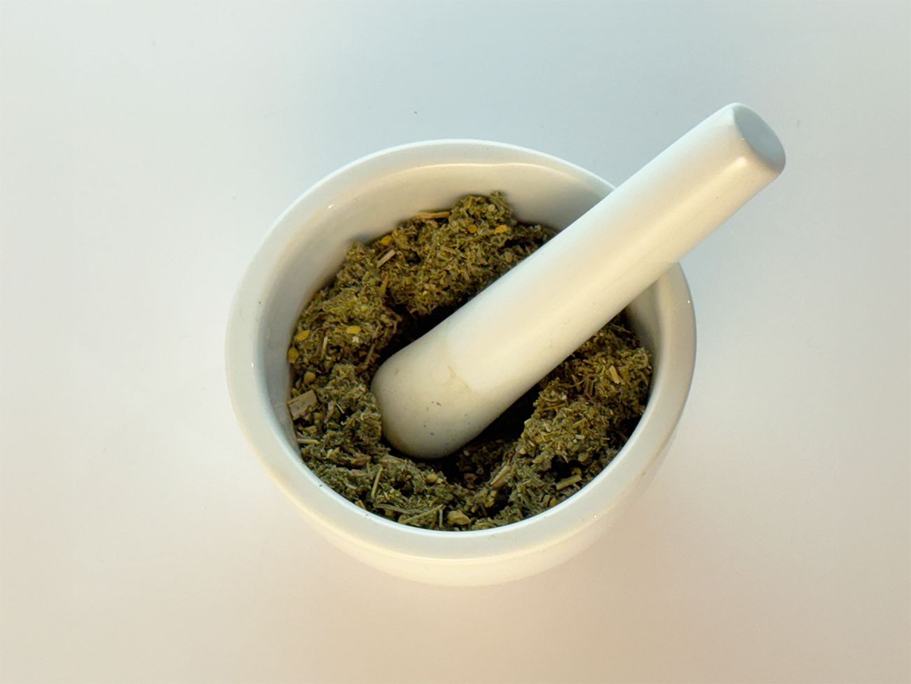 Kräuter m Mörser mi Stössel für das Steaming
