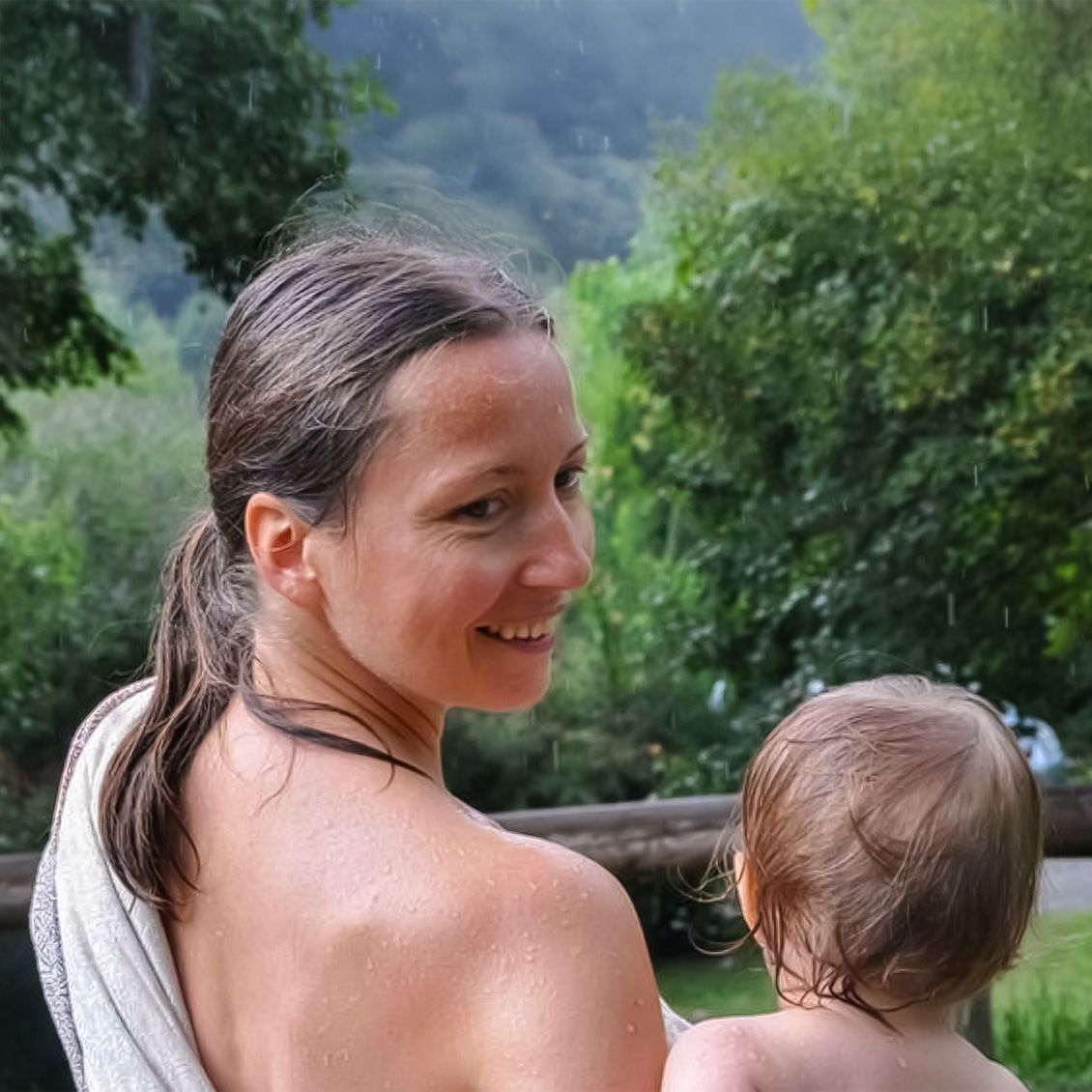 Sigrid mit einem Baby im Arm