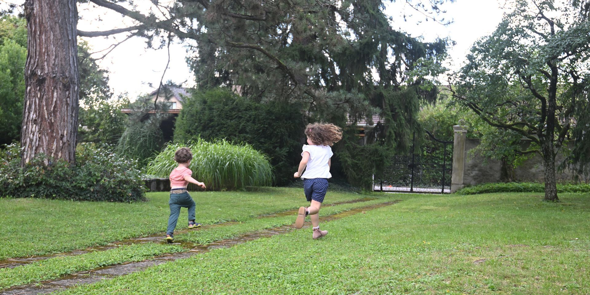 Kinder springen im Garten