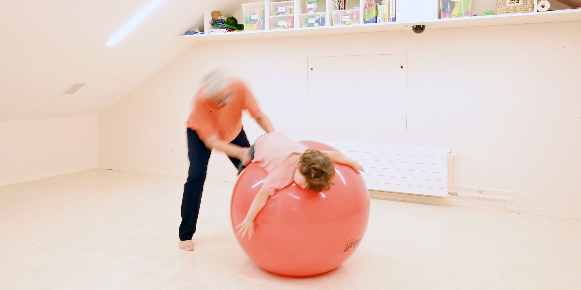 Kind auf grossem Spielball