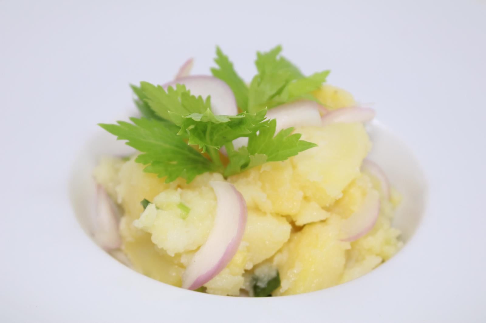 Insalata di patate con sedano e cipolle
