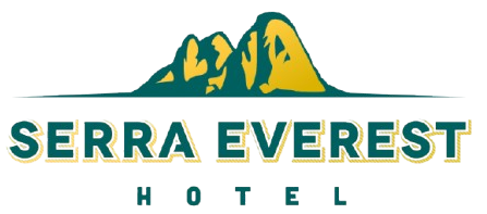 Logotipo do Serra Everest Hotel com gráfico de montanha verde e dourada e texto azul-petróleo sobre fundo branco.