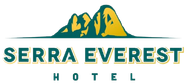 Logotipo do Serra Everest Hotel com gráfico de montanha verde e dourada e texto azul-petróleo sobre fundo branco.