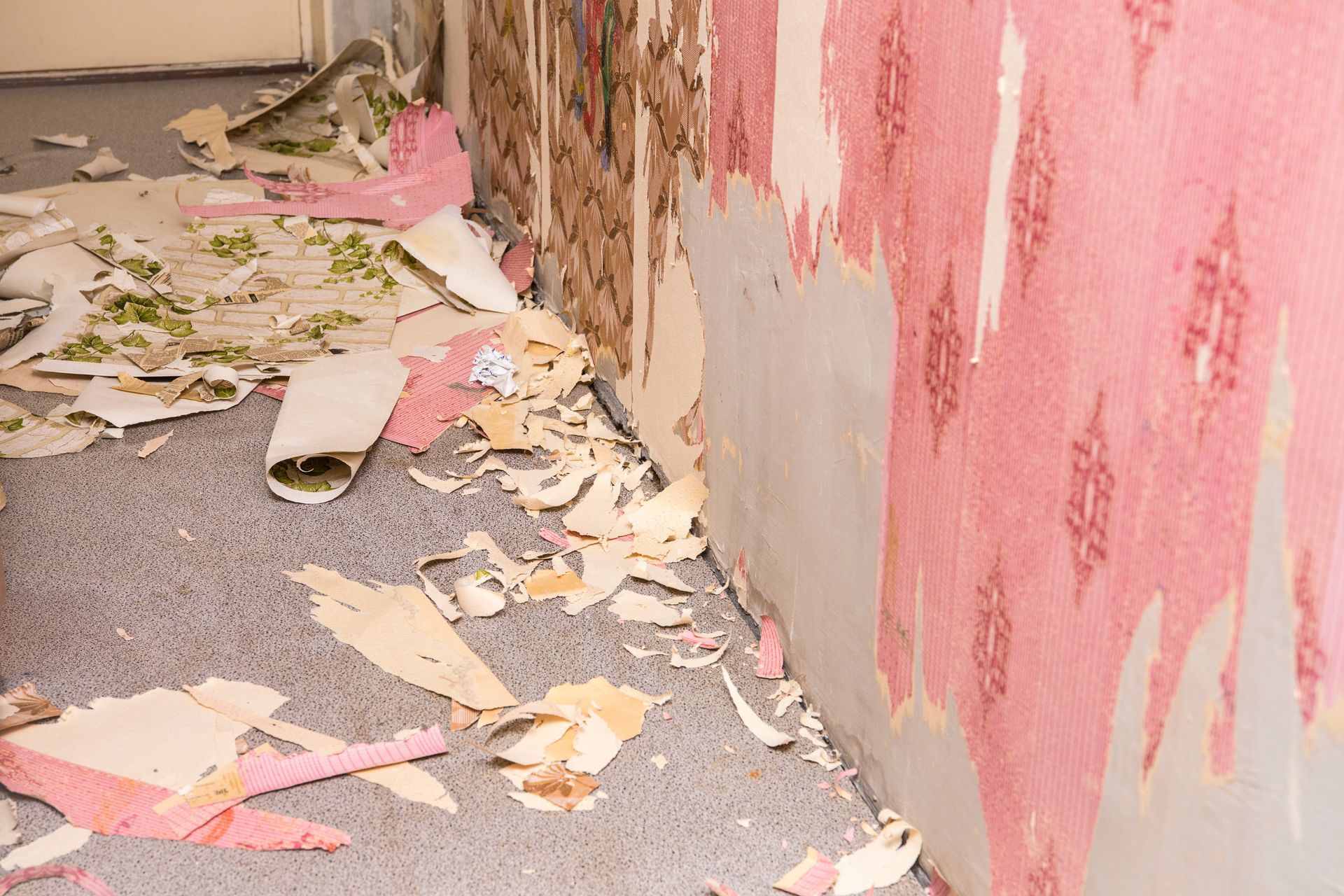 Removing old retro style wallpaper from concrete wall