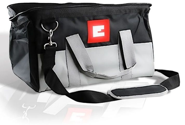 Bolsa de herramientas de color negro y gris con logotipo cuadrado rojo, asas y correa para el hombro de color gris.