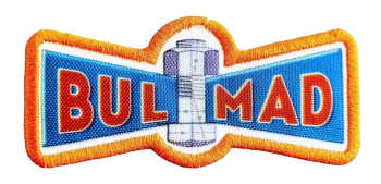 Logotipo para BUL MAD, un diseño en forma de perno con un perno en el centro, color naranja y azul con texto rojo.