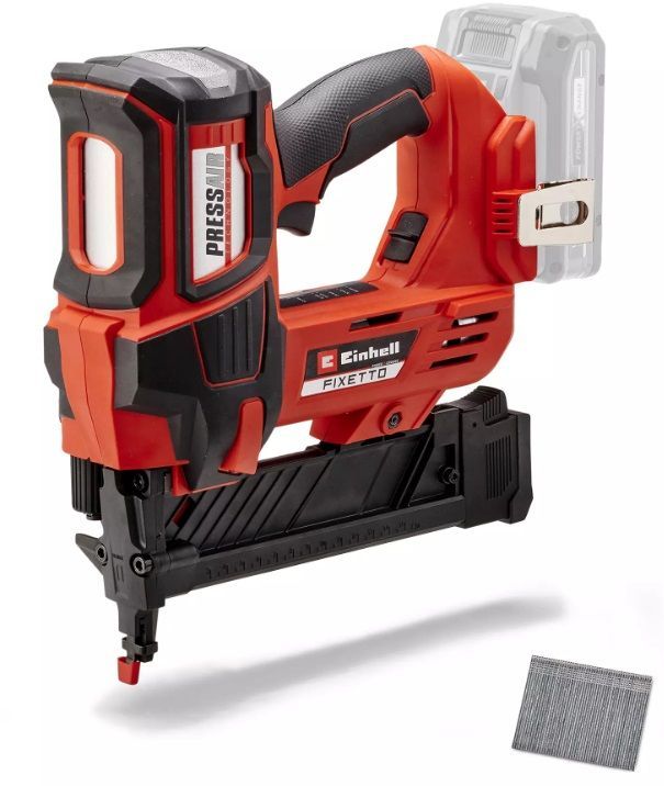 Pistola de clavos inalámbrica de color rojo y negro con batería, que muestra una tira de clavos.