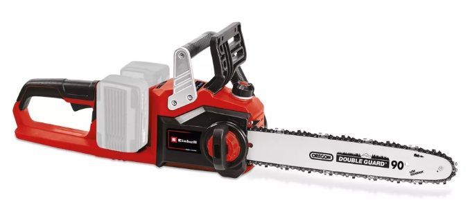 Motosierra eléctrica roja y negra sobre fondo blanco. Tiene una barra larga y un mango.