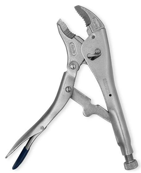Alicates de mordaza, de metal plateado con mordazas dentadas, tornillo ajustable y punta de mango de color azul.