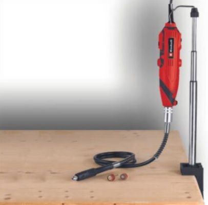 Herramienta rotativa roja con juego de brocas en estuche negro.