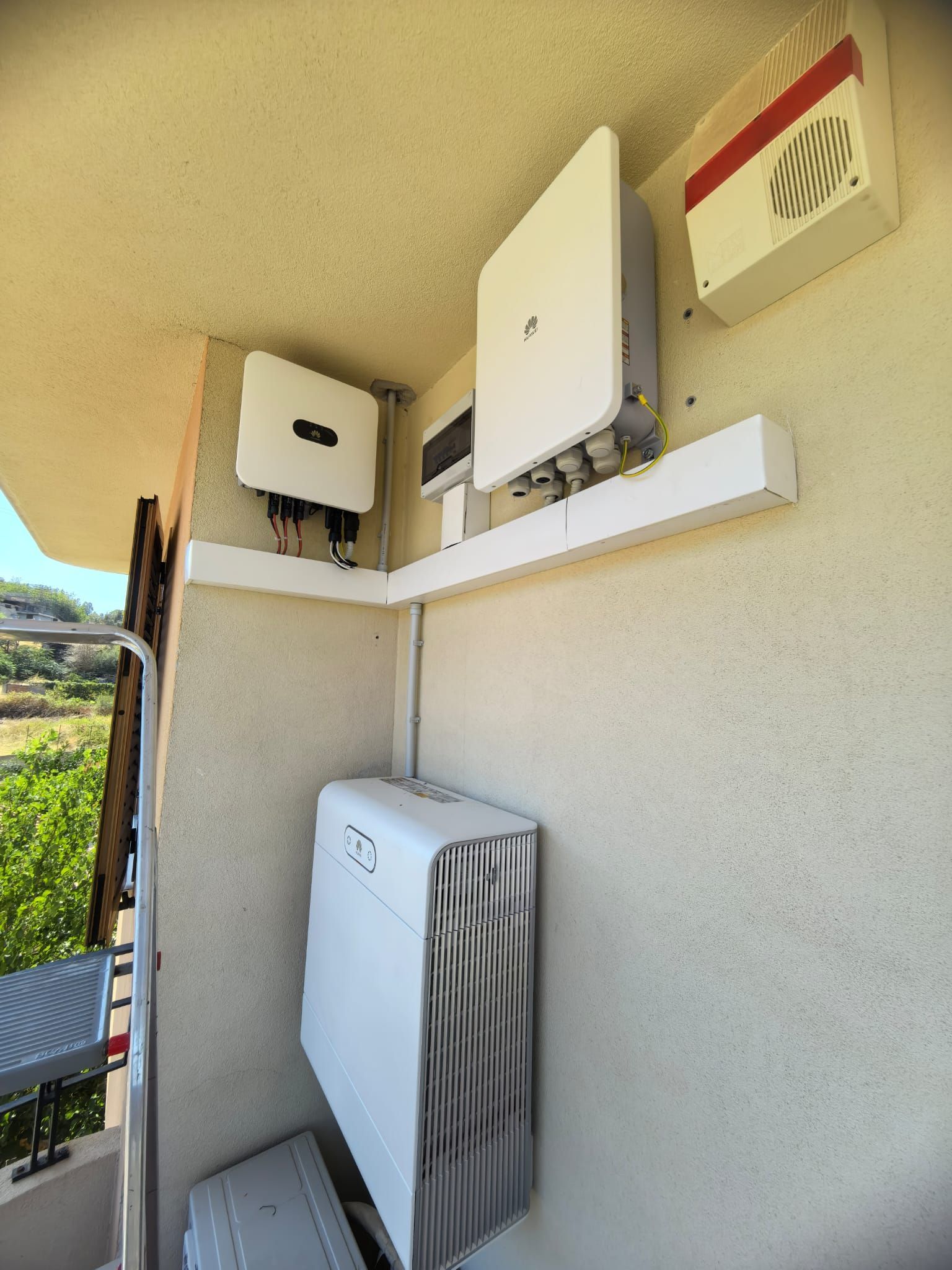 Scatole di derivazione e apparecchiature elettriche da parete per esterni, installate su un balcone o in un angolo esterno.