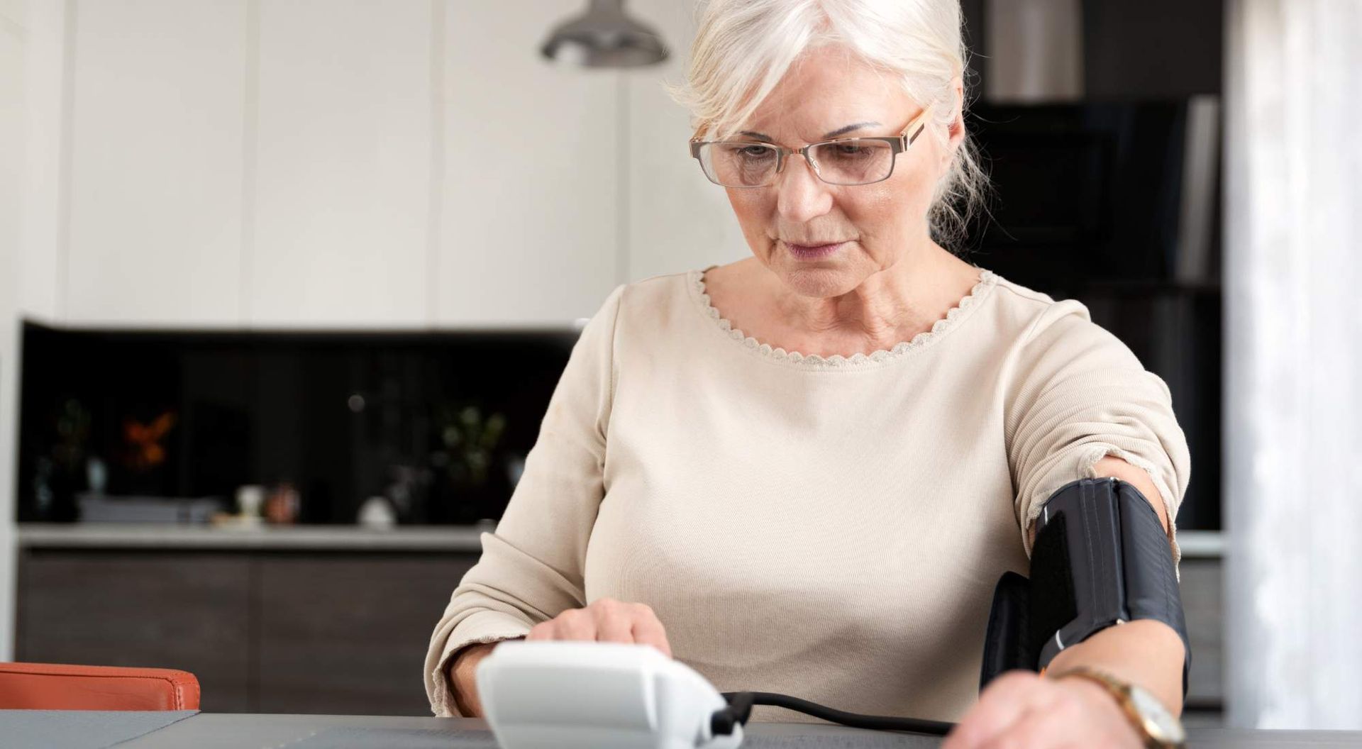 why does hyperthyroidism cause high blood pressure