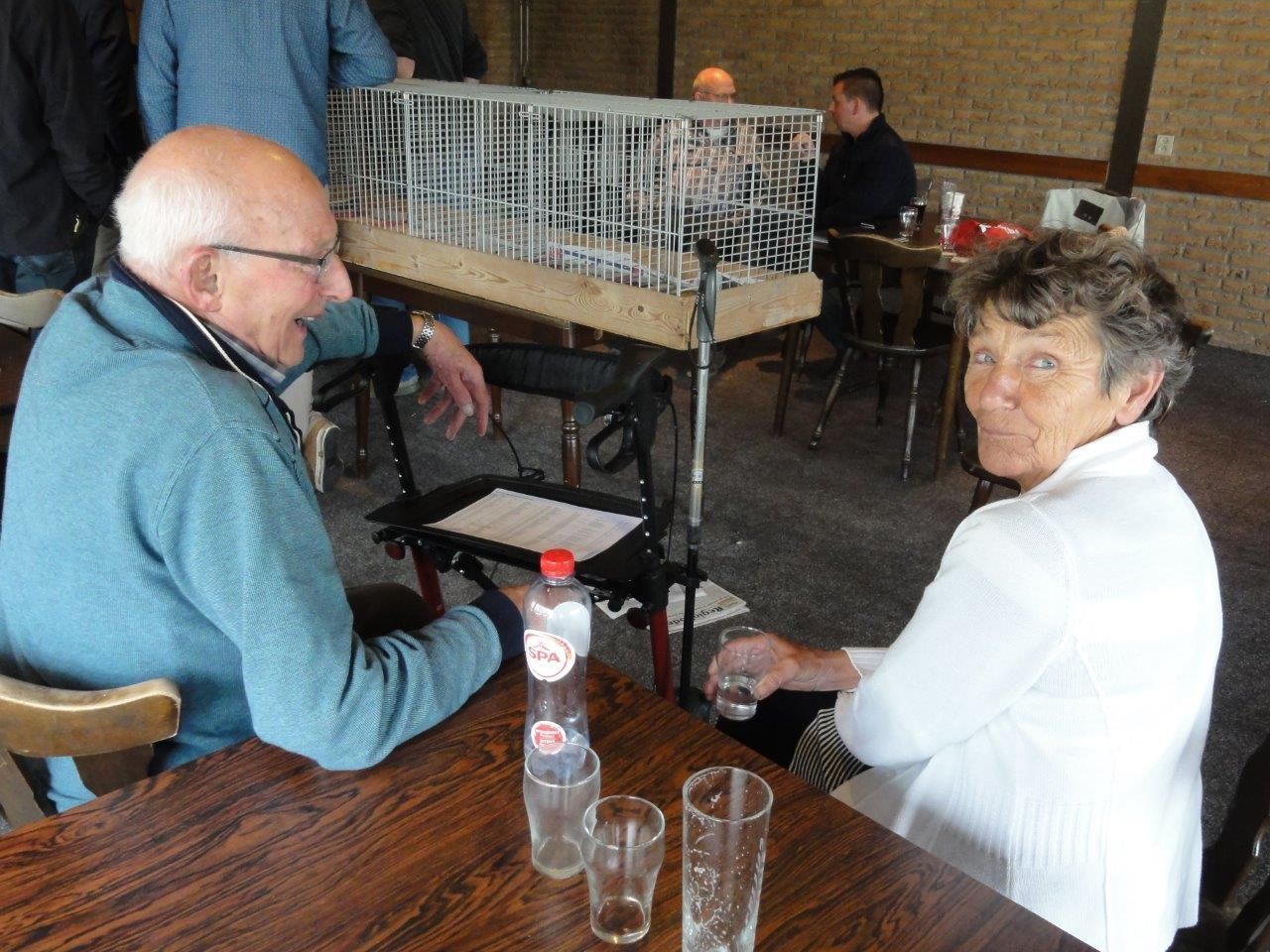 Annie de Ruijter in vrolijk gesprek met Kees van der Sijs.