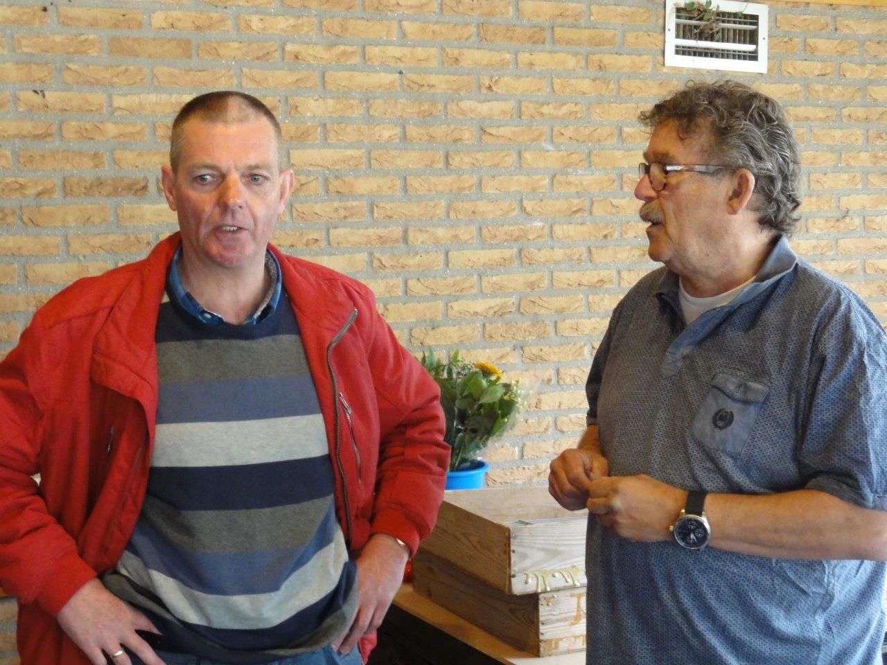 Jubilaris Aalt van der Streek wordt toegesproken door de voorzitter.