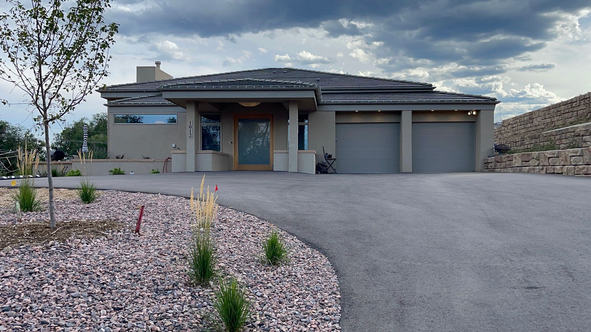 Exterior of a modern single-story transitional housing home with a driveway
