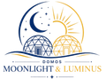 Logotipo da Moonlight & Luminus com lua, sol e cúpulas geométricas em azul e dourado sobre uma linha ondulada.