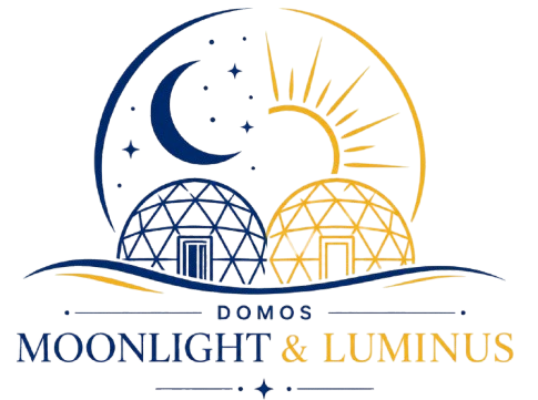 Logotipo da Moonlight & Luminus com lua, sol e cúpulas geométricas em azul e dourado sobre uma linha ondulada.