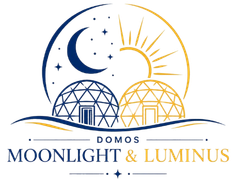 Logotipo da Moonlight & Luminus com lua, sol e cúpulas geométricas em azul e dourado sobre uma linha ondulada.