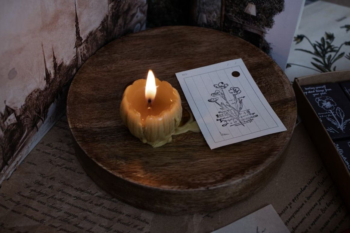 Memorial candle and remembrance card symbolizing funeral and cremation services in Franklin Park, IL